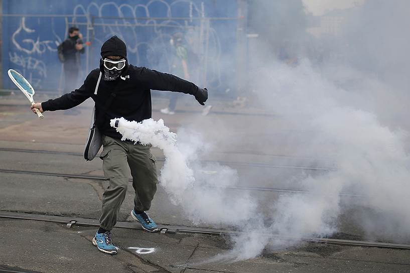 Нант, Франция. Студент, отбивающий газовую гранату во время протестов против изменений в трудовом законодательстве