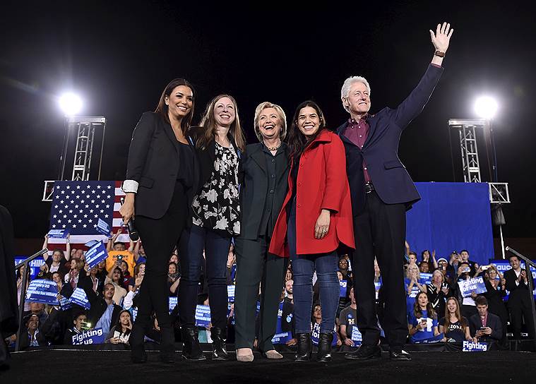 Слева на право: актриса Ева Лонгория, Челси Клинтон, Хиллари Клинтон, актриса Америка Феррера и бывший президент США Билл Клинтон 