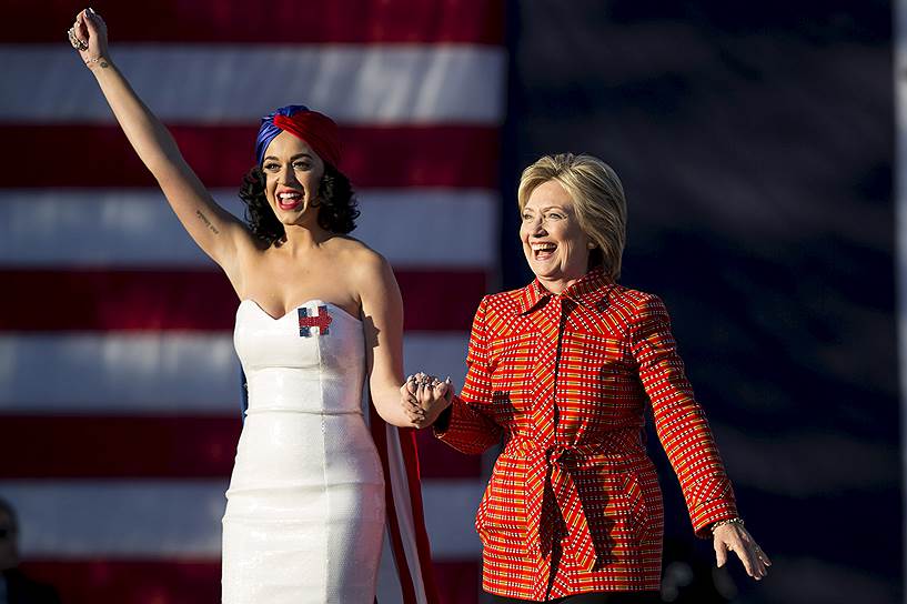Экс-госсекретарь США Хиллари Клинтон (справа) вместе с певицей Кэти Перри во время предвыборного митинга