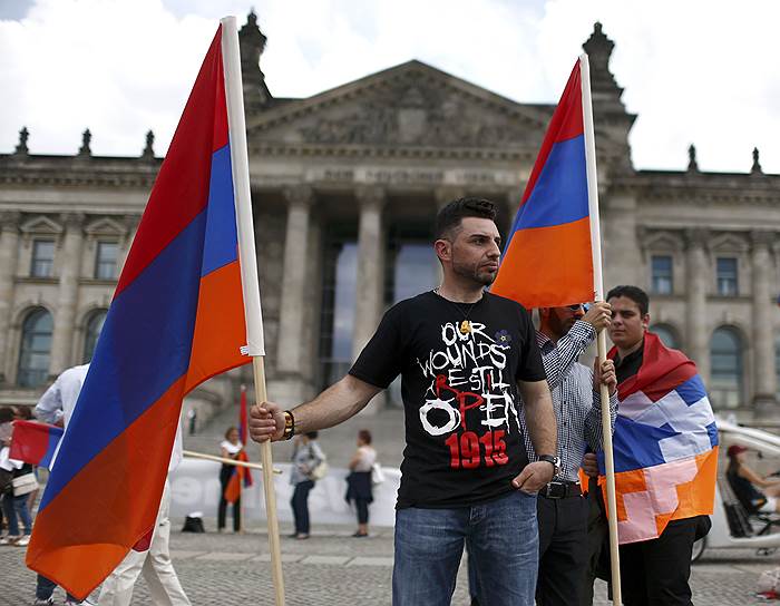 2 июня. Бундестаг поддержал резолюцию о признании геноцида армян, Турция в ответ отозвала из Германии своего посла