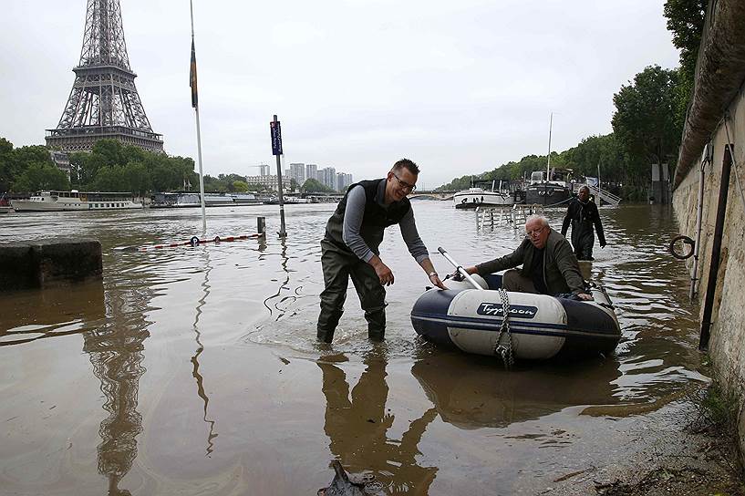 3 июня. Из-за рекордного паводка в Париже в Лувре начали перемещать экспонаты, находящиеся на нижнем уровне зданий музея. Сильнейшие ливни спровоцировали наводнения по всему миру – затоплены города во Франции, Германии, Китае, США