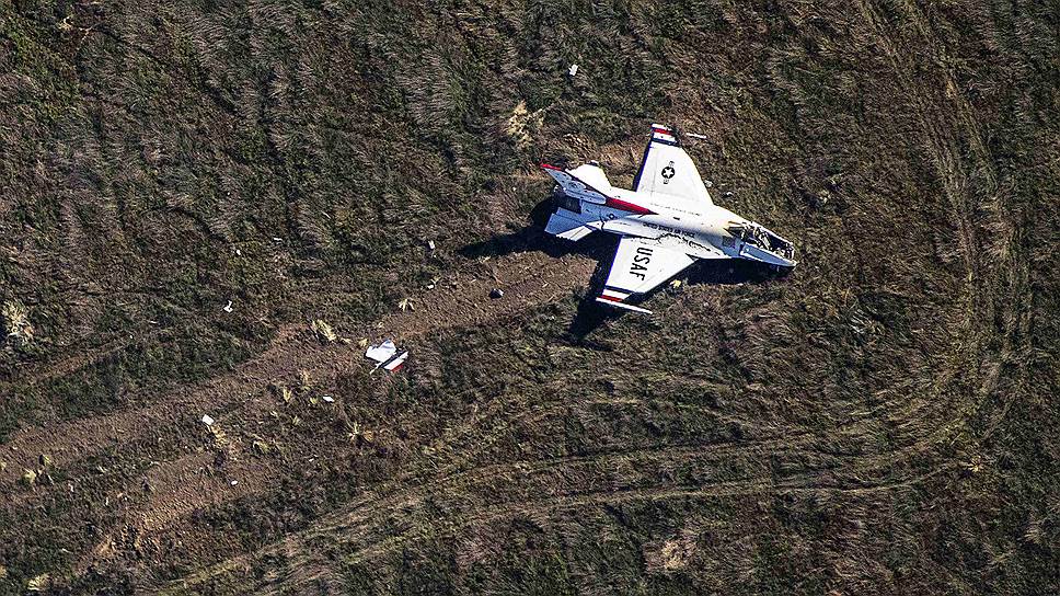 Колорадо-Спрингс, США. Истребитель F-16 пилотажной группы Thunderbirds, потерпевший крушение во время выпускной церемонии кадетов Академии ВВС, на которой присутствовал президент Барак Обама. Пилот самолета успешно катапультировался