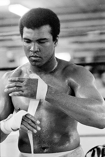 4 июня. На 75-м году жизни из-за проблем с дыханием скончался знаменитый боксер Мохаммед Али