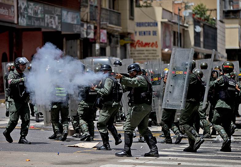 Каракас, Венесуэла. Национальная гвардия стреляет резиновыми пулями по людям, устроившим «голодный бунт» из-за отсутствия в магазинах еды