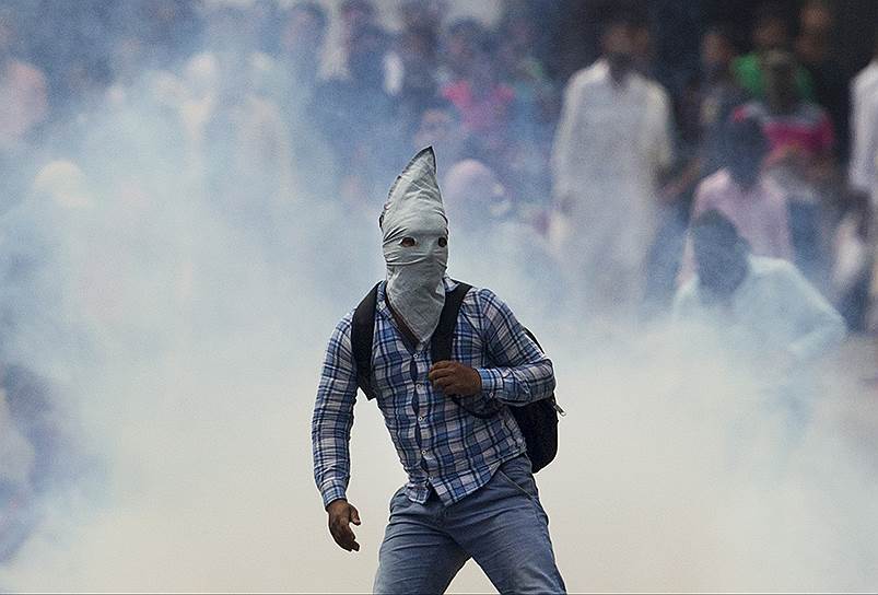 Сринагар, Индия. Митингующий в маске на акции протеста кашмирских сепаратистов
