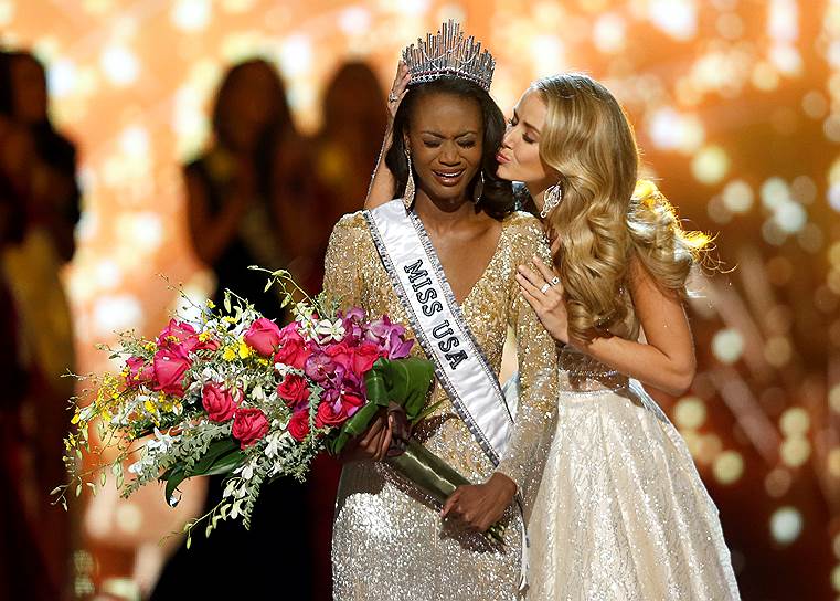 Победительница конкурса красоты «Мисс США-2016» Дешона Барбер (слева) и «Мисс США-2015» Оливия Джордан