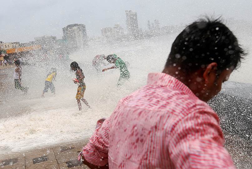 Мумбаи, Индия. Люди на набережной во время прилива