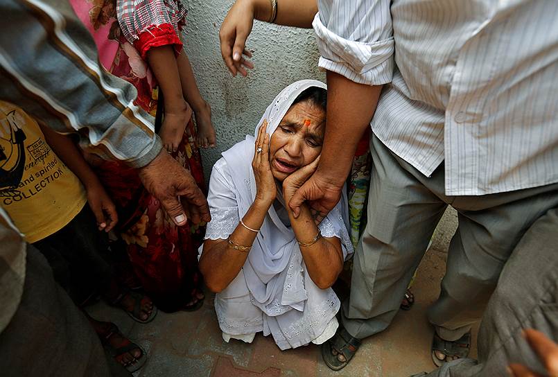 Ахмедабад, Индия. Мать одного из осужденных по делу о Гуджаратском погроме 2002 года выслушивает вердикт судьи