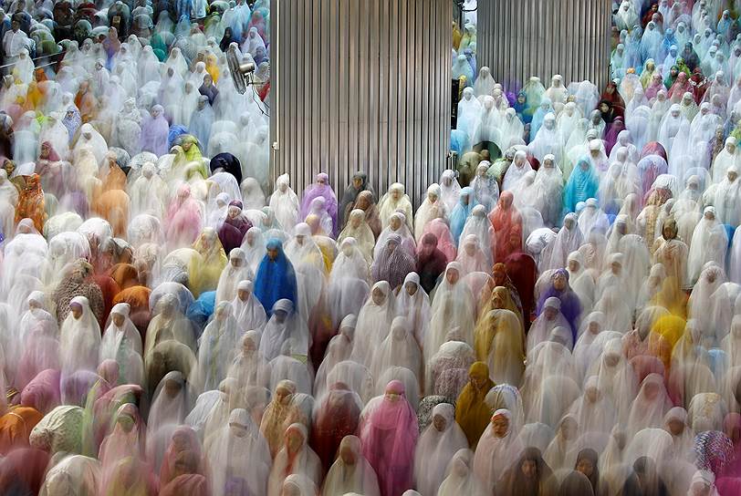 Джакарта, Индонезия. Мусульмане в первый день Рамадана в мечети