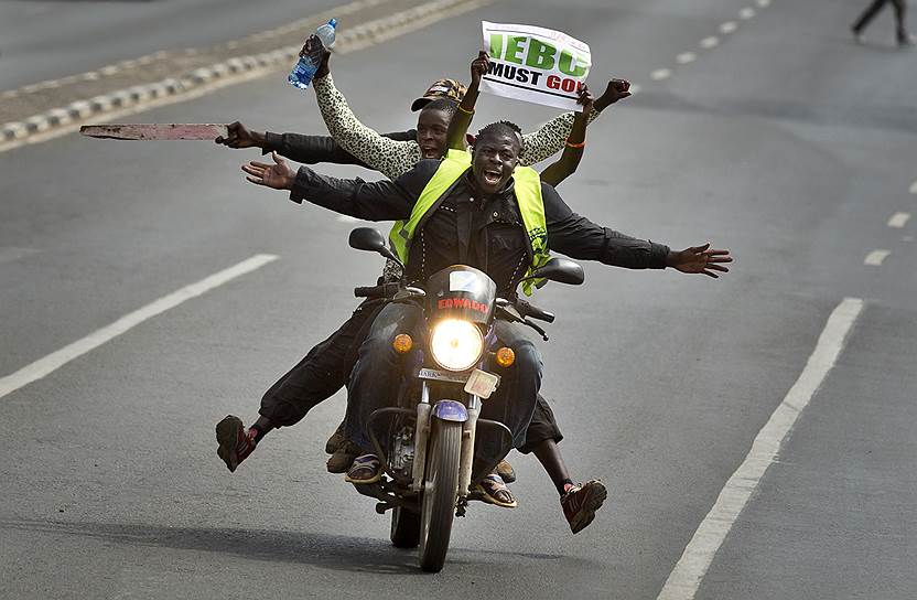 Найроби, Кения. Участники акции протеста едут на мотицикле, требуя роспуска Независимой избирательной комиссии. Ее обвиняют в предвзятости и поддержке правительства