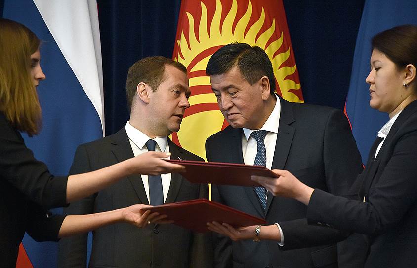 Премьер-министр Киргизии Сооронбай Джеенбеков (справа) и премьер-министр РФ Дмитрий Медведев