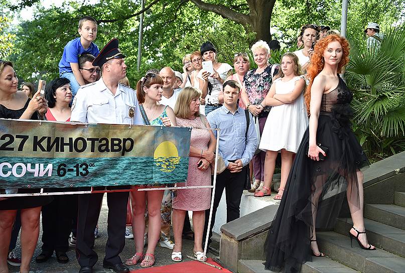 Актриса Нина Курпякова (справа) на открытие фестиваля «Кинотавр»