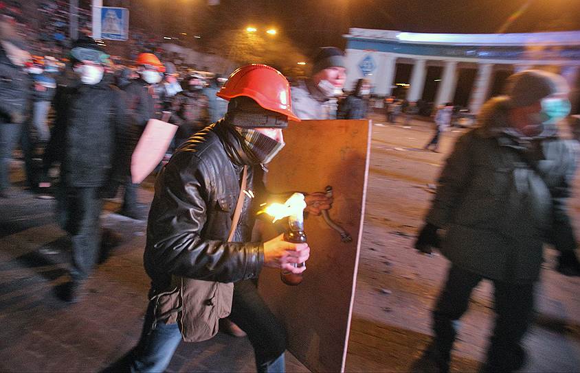 Январь 2014 года. Во время столкновений между сотрудниками правоохранительных органов и сторонниками оппозиции протестующие использовали самодельные зажигательные смеси типа «коктейля Молотова»
