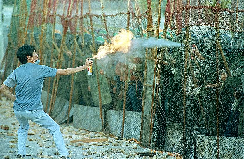 Июнь 1987 года. Студенты Южной Кореи использовали легковоспламеняющиеся баллончики во время антиправительственного протеста в Сеуле 