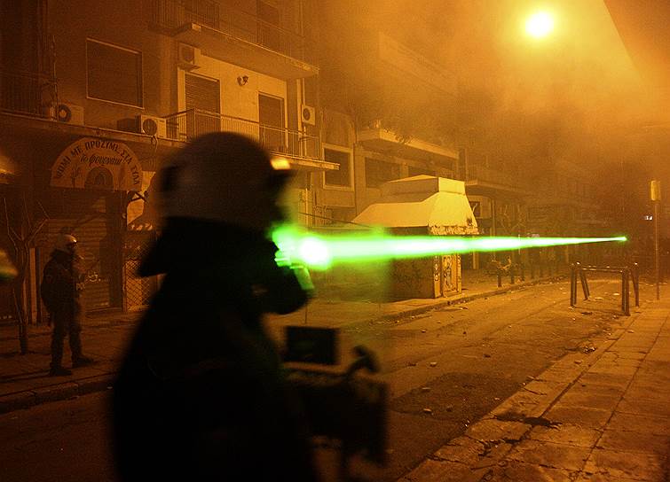 Декабрь 2008 года. Во время протестов в Греции демонстранты использовали лазерные указки, чтобы ослеплять полицейских