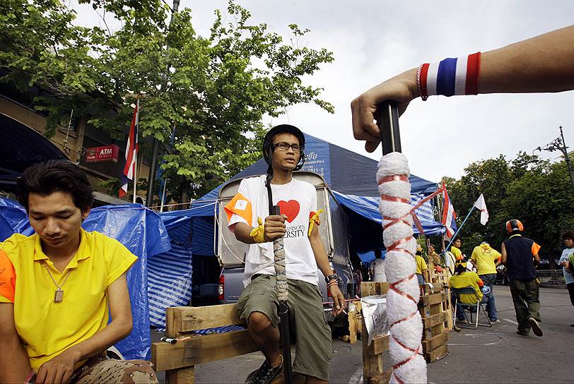 Сентябрь 2008 года. Во время антиправительственных выступлений в Таиланде протестующие изготавливали самодельные ружья