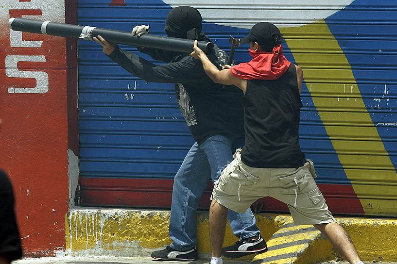 Май 2010 года. Демонстранты во время Дня трудящихся в Колумбии применяли самодельные минометы и ракетницы