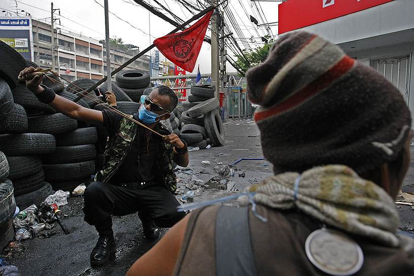 Май 2010 года. Во время антиправительственных выступлений в Таиланде протестующие использовали самодельные рогатки