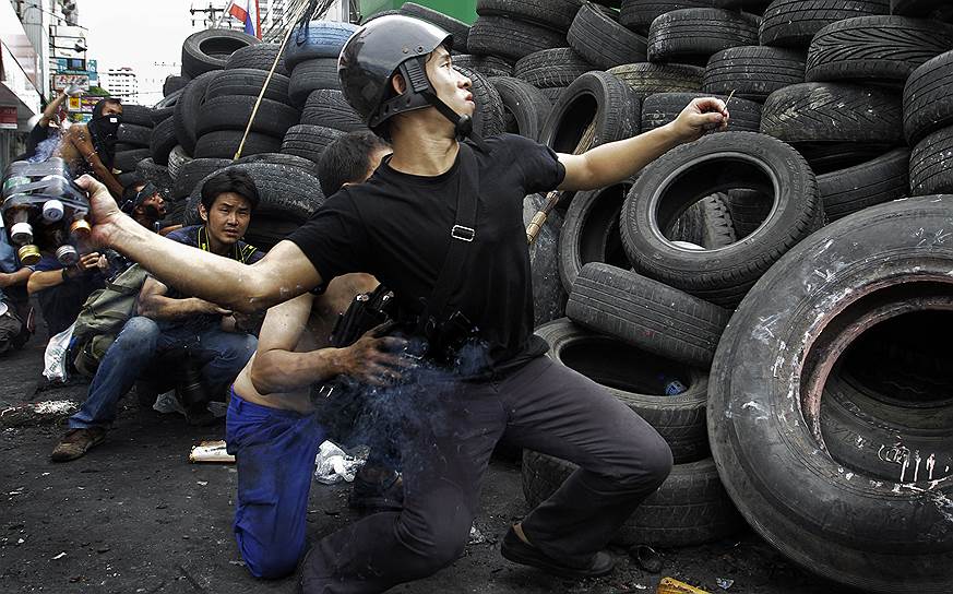 Май 2010 года. Протестующие против правительства в Таиланде использовали самодельные &quot;бензиновые бомбы&quot; против солдат