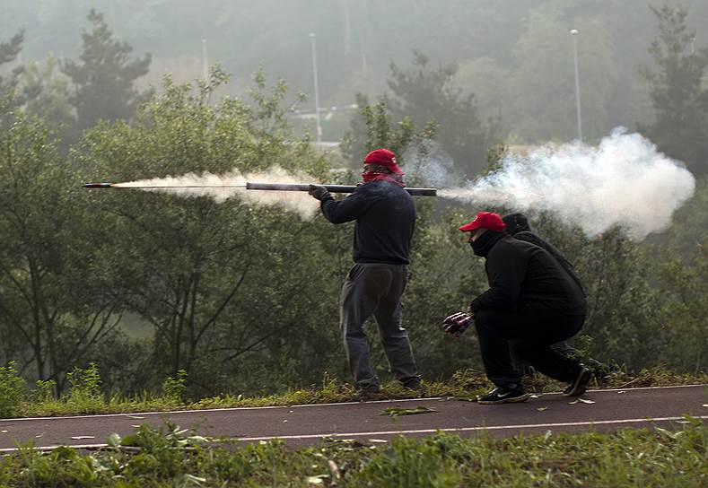 Июнь 2012 года. Протестующие в Испании использовали самодельные ракетницы во время антиправительственных выступлений 