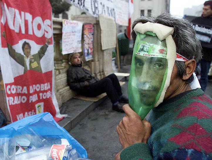Июль 2000-го. Беспорядки в Лиме. Один из протестующих в самодельной защитной маске из пластиковой бутылки