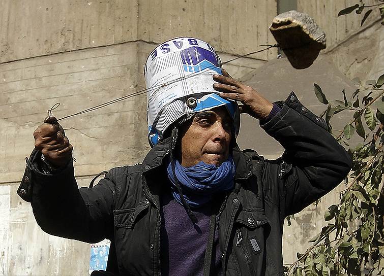 Ноябрь 2011-го. Беспорядки в Каире. Протестующий с ведром на голове