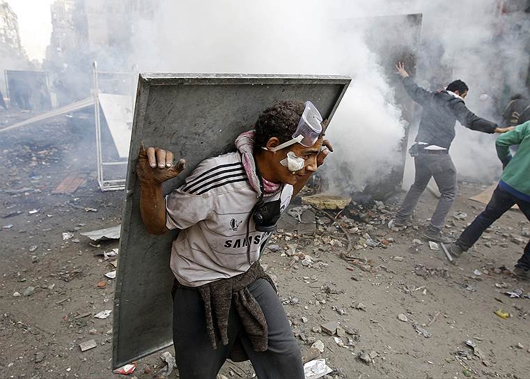 Ноябрь 2011-го. Беспорядки в Египте. Протестующий в самодельных средствах защиты