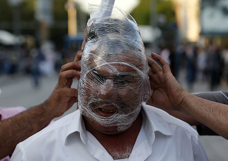 Июнь 2013-го. Антиправительственные выступления в Турции. Лицо мужчины обмотано пищевой пленкой, которая используется как средство от газа