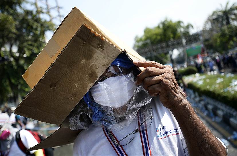 Декабрь 2013-го. Антиправительственные выступления в Таиланде. Протестующий в респираторе и с целофановым пакетом и коробкой на голове