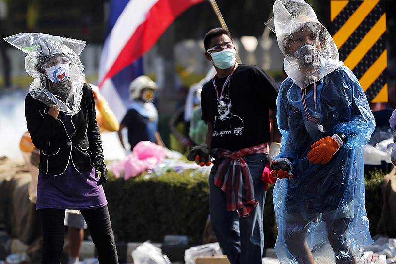 Декабрь 2013-го. Антиправительственные выступления в Таиланде. Протестующие в самодельных масках