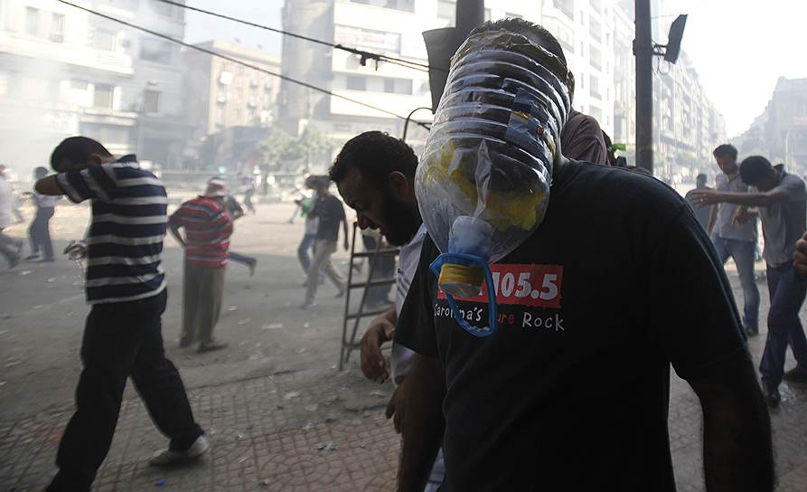 Август 2013-го. Беспорядки в Египте. Чтобы защититься от пущенного правительственными войсками газа, люди использовали пустые пластиковые бутылки в качестве противогазов
