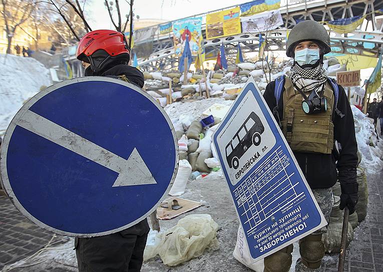 Январь 2014-го. Беспорядки в Киеве. Сторонники оппозиции с дорожными знаками, используемыми в качестве щитов