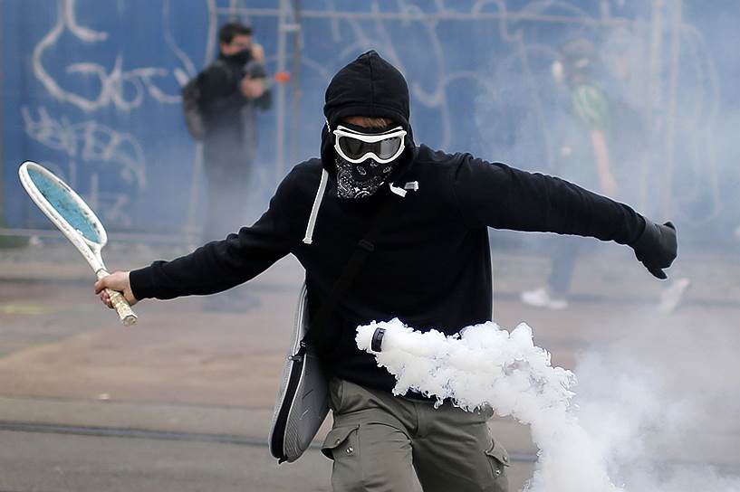 Июнь 2016 года. Акции протеста против реформы трудового законодательства во Франции. Демонстрант отбивает газовую гранату с помощью теннисной ракетки