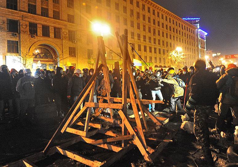 Январь 2014 года. На Майдане протестующие соорудили самодельную катапульту и даже завели для нее аккаунт в Twitter