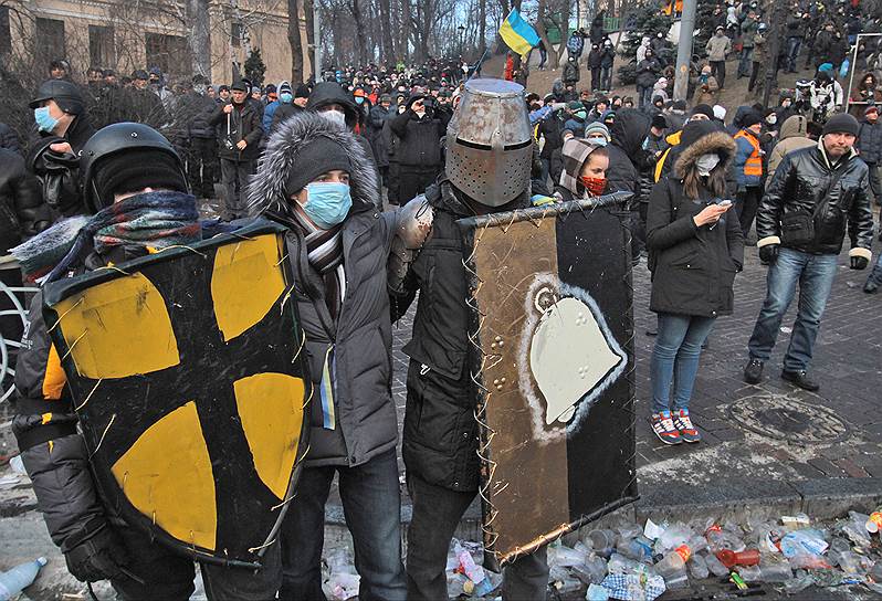 Январь 2014-го. Беспорядки в Киеве. Протестующие в респираторах и рыцарских доспехах