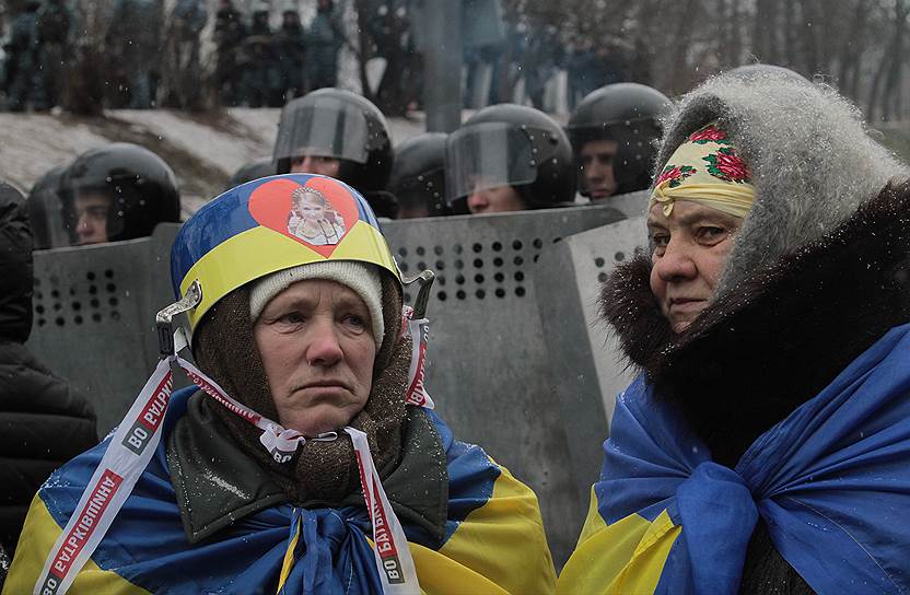 Январь 2014-го. Беспорядки в Киеве. Сторонница оппозиции с кастрюлей на голове