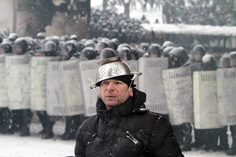 Январь 2014-го. Протесты в Киеве. Протестующий с дуршлагом на голове