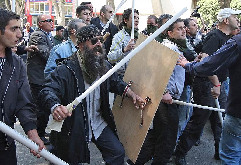 Май 2011 года. Во время акции протеста сторонников оппозиционной организации «Народное собрание» демонстранты использовали самодельные щиты и палки