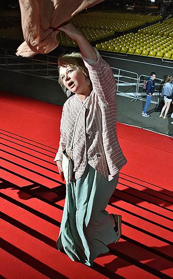 Актриса Елена Валюшкина перед началом премьеры дебютного фильма актера Гоши Куценко «Врач»