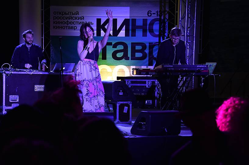 Французская певица Анна Кова (Анна Спивакова) во время выступления на презентации фонда RuArts