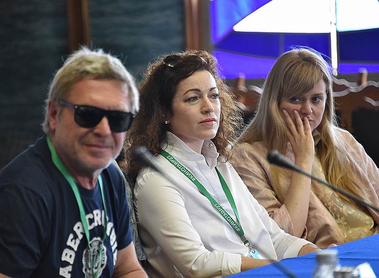 Актрисы Алена Хмельницкая (в центре) и Анна Михалкова (справа) во время пресс-конференции фильма «Врач» режиссера Гоши Куценко