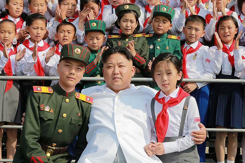 Пхеньян, Северная Корея. Ким Чон Ын на концерте  школьников по случаю 70-й годовщины учреждения Детского союза Кореи