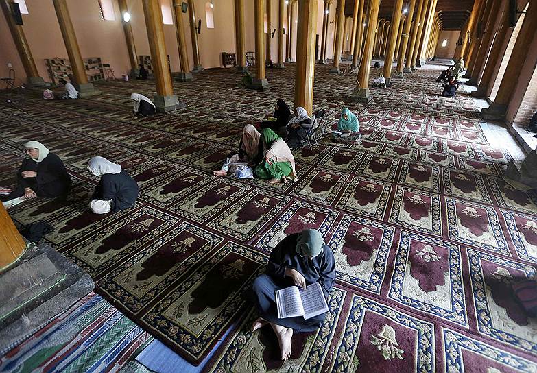 Шринагар, Индия. Чтение Корана во время священного месяца Рамадан