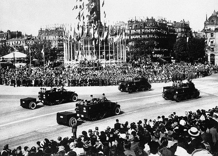 Во время немецкой оккупации во Франции не праздновался День взятия Бастилии. 14 июля 1945 года традиционный парад в Париже превратился в трехдневные торжества по случаю Победы. Основная трибуна была установлена на площади Бастилии, а по Елисейским Полям прошли моторизованные подразделения