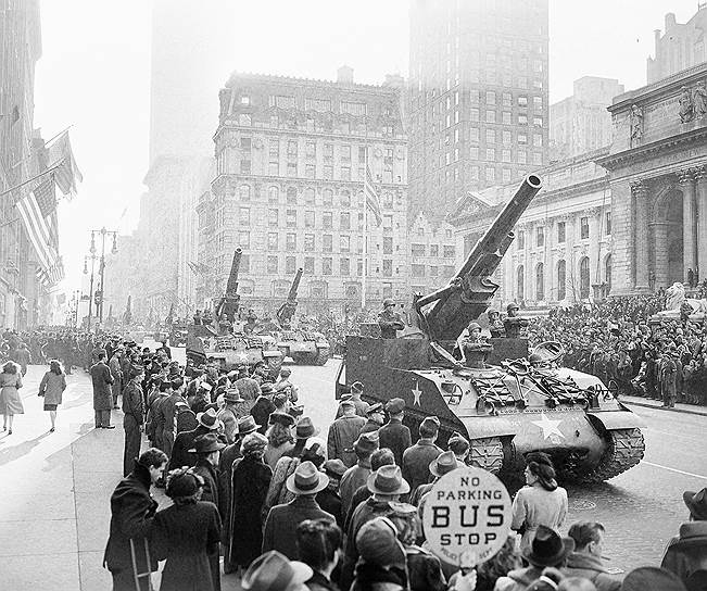 12 января 1946 года в Нью-Йорке прошел парад в честь окончания Второй мировой войны. Победители прошли более 5 км — от Вашингтон-сквер и далее по Пятой авеню. Парад проходил почти в тишине, так как военные оркестры к тому времени были демилитаризованы. На шествии присутствовали губернатор штата Томас Дьюи и мэр Нью-Йорка Уильям О`Дуайен