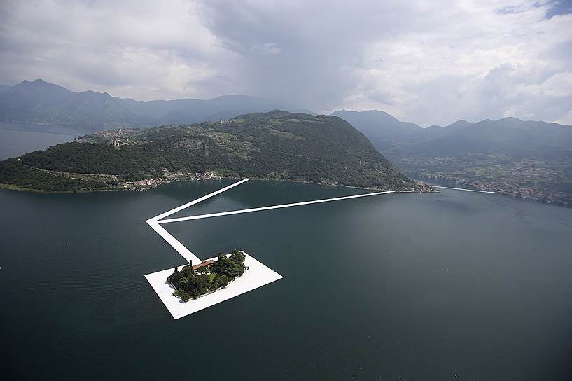 Озеро Изео, Италия. Аэросъемка инсталляции болгарского художника Христо Явашева «Плавающие пирсы»