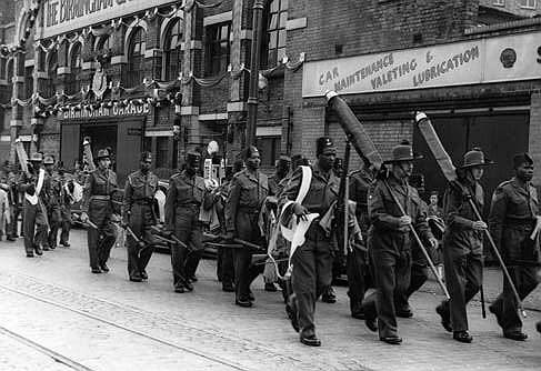 13 мая 1945 года парады Победы прошли в Престоне, Борнмуте и Бирмингеме (Великобритания). Посмотреть на парад в Бирмингеме (на фото) пришли 100 тыс. человек. Согласно воспоминаниям очевидцев, они залезали на деревья в церковном саду, крыши бомбоубежищ и остановок автобусов