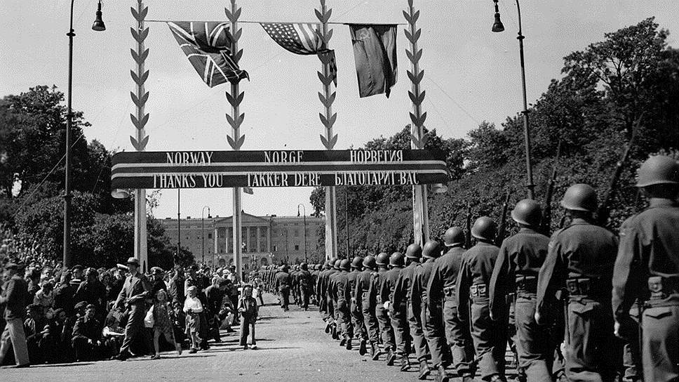 4 июля 1945 года в Осло прошел парад американских военных. По пути к королевскому дворцу они проходили под благодарственной надписью на трех языках — норвежском, английском и русском — и флагами Великобритании, США и СССР