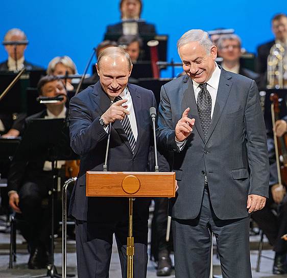 В Большом театре Владимир Путин и Биньямин Нетаньяху предпочитали общаться языком жестов — видимо, чтобы не задействовать никакого переводчика