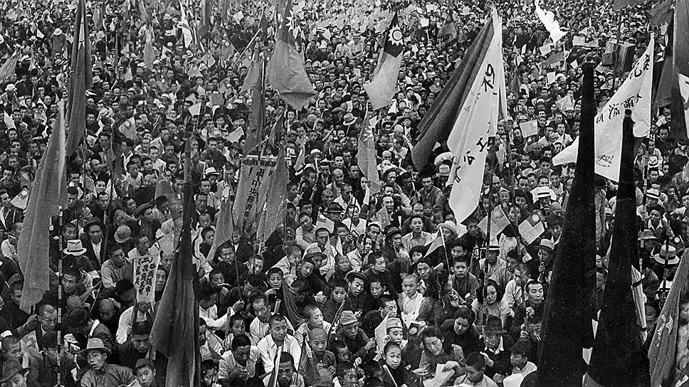 16 сентября 1945 года состоялся парад советских войск в китайском Харбине, посвященный победе над Японией. Описание парада было представлено в советских дальневосточных газетах: «Харбин проснулся необычайно рано, возбужденный предстоящим парадом советских войск в честь победы над Японией. Сотни тысяч людей вышли на улицы. Главные магистрали города — Китайская и Диагональная улицы и вокзал заполнены. Одетые в лучшее платье, люди стояли шпалерами вдоль тротуаров. Каждый держал в руках два флажка — советский и китайский. Море цветов, тысячи лозунгов на русском, китайском и корейском языках, прославлявших величие и доблесть воинов Красной армии»